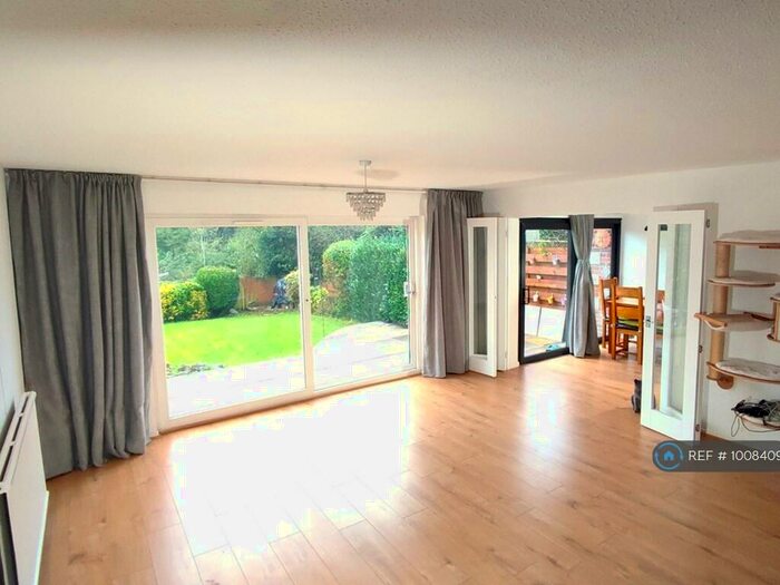 4 Bedroom Semi-Detached House To Rent In Grafton Park Road, Worcester Park, KT4