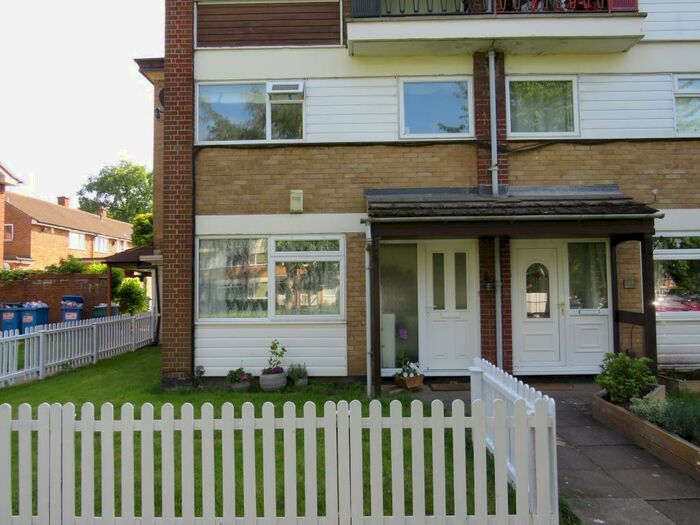3 Bedroom Maisonette To Rent In Lambscote Close, Shirley, Solihull, B90