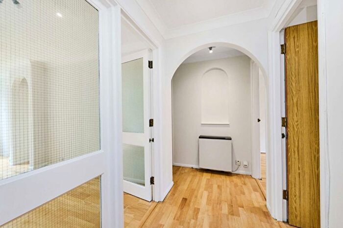 2 Bedroom Flat To Rent In Cross Road, Wimbledon, SW19