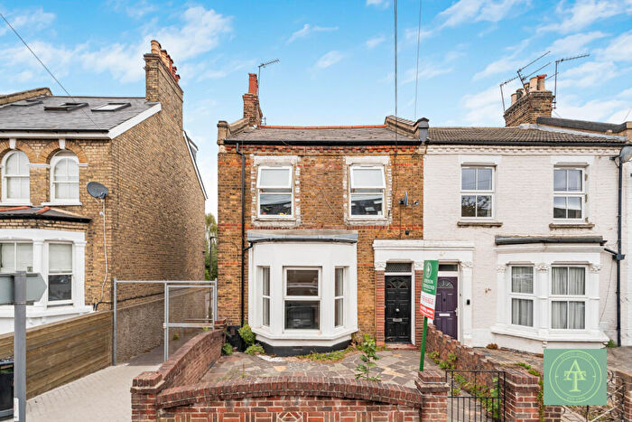2 Bedroom Flat For Sale In Manor Park Road, East Finchley, London, N2