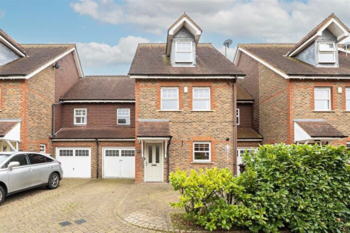 4 Bedroom Property For Sale In Hilltop Walk, Harpenden, AL5