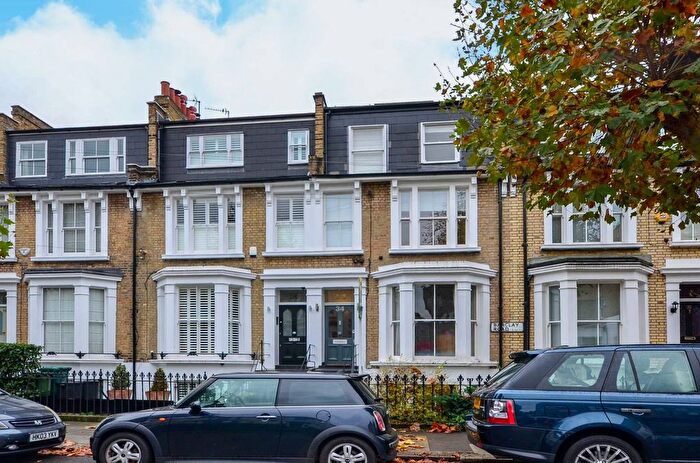 3 Bedroom Maisonette To Rent In Barclay Road, Fulham Broadway, London, SW6
