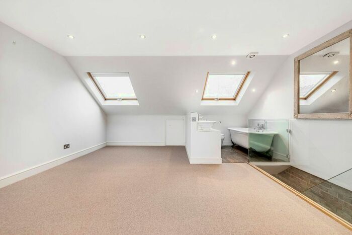 3 Bedroom Flat To Rent In New Kings Road, Fulham, London SW6