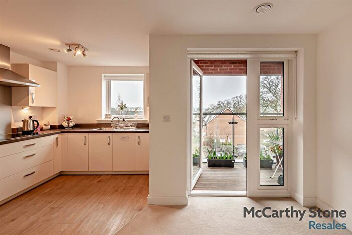 2 Bedroom Flat For Sale In Studio Way, Borehamwood, WD6