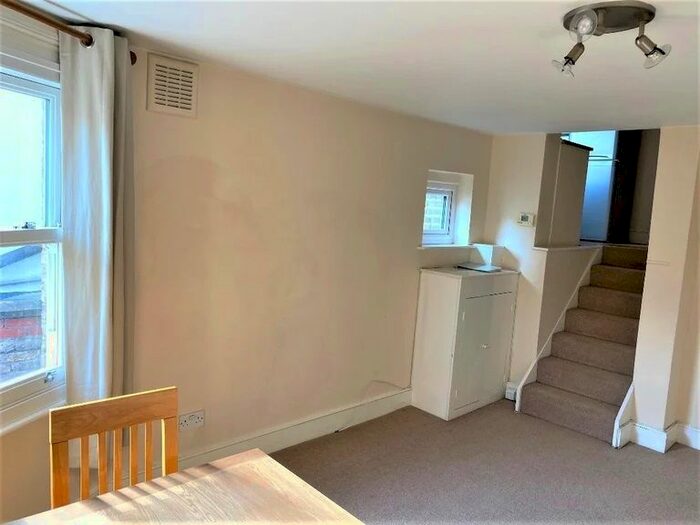 2 Bedroom Flat To Rent In Comyn Road, London, SW11