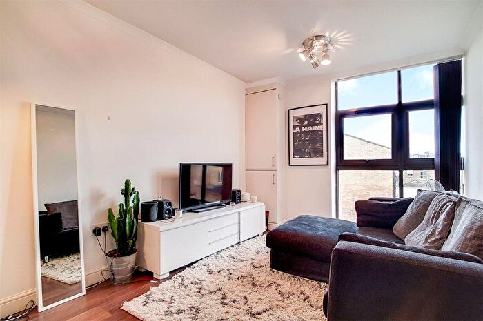 2 Bedroom Flat To Rent In North End Road, London, SW6