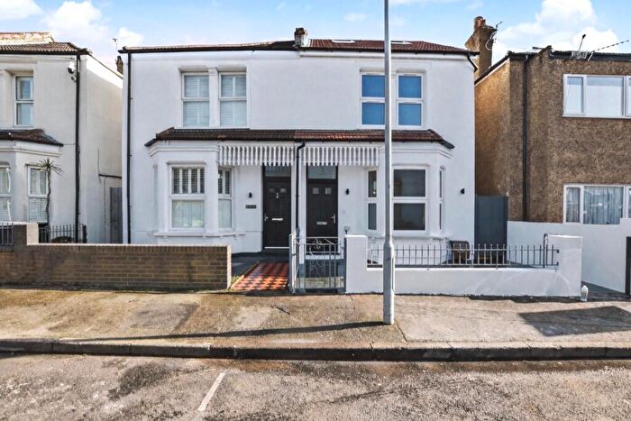 4 Bedroom Semi Detached House For Sale In Harcourt Road, Bexleyheath, DA6