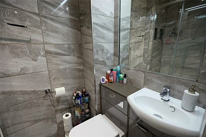 Apartment To Rent In Apt, Cross Street #, M2