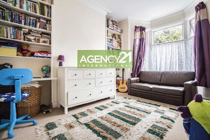 1 Bedroom Flat For Sale In First Avenue, Manor Park, E12