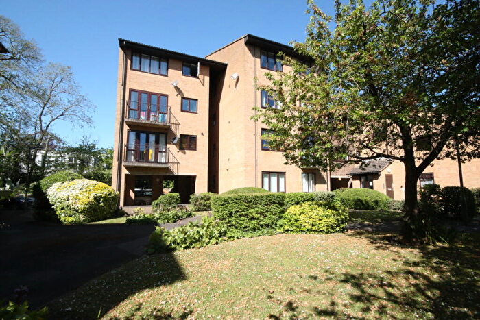 1 Bedroom Flat For Sale In Montgomery Road, Woking, GU22
