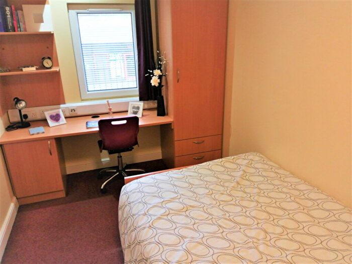 1 Bedroom Flat To Rent In Long Side, Bradford, BD7