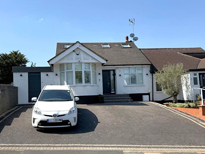 5 Bedroom Semi-Detached Bungalow For Sale In Rushdene Avenue, Barnet, EN4