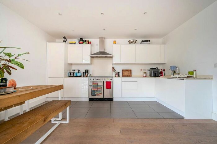 2 Bedroom Flat To Rent In County Street, London Bridge, London, SE1