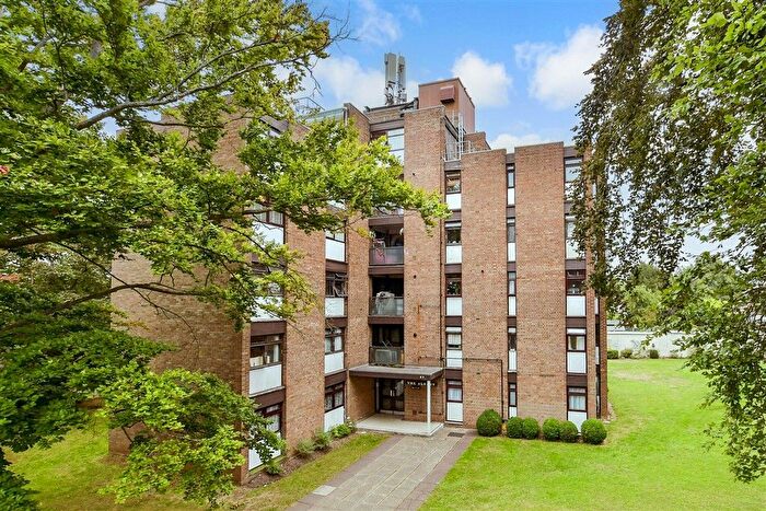 2 Bedroom Flat For Sale In Woodcote Road, Wallington, Surrey, SM6
