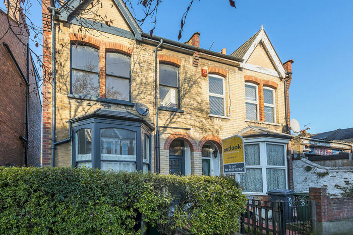 2 Bedroom Flat To Rent In Hatherley Road, Walthamstow, London, E17