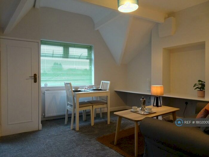 1 Bedroom Flat To Rent In Portland Crescent, Manchester, M13