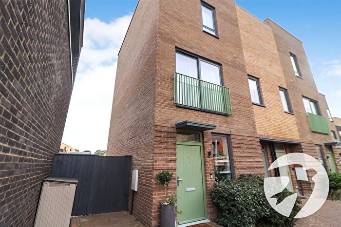 2 Bedroom Maisonette For Sale In Strata Road, Erith, DA8