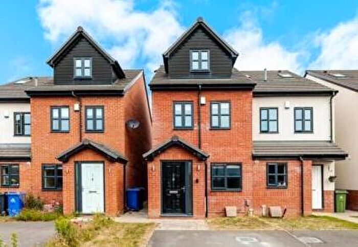 3 Bedroom Town House For Sale In Fair Bank Close, Grimsby, Lincolnshire, DN32