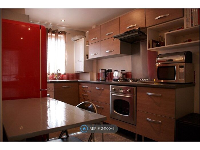 2 Bedroom Maisonette To Rent In Langdon Court, London, EC1V