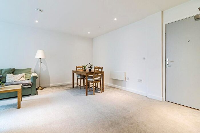 2 Bedroom Apartment To Rent In Boundary Lane, Manchester, Greater Manchester, M15