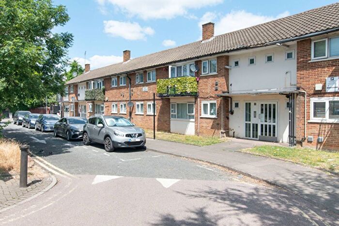 3 Bedroom Flat To Rent In Press Road, Neasden, London, NW10