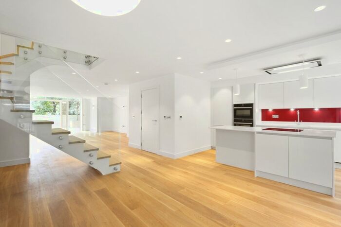 3 Bedroom Flat To Rent In Hyde Park Gate, London, SW7