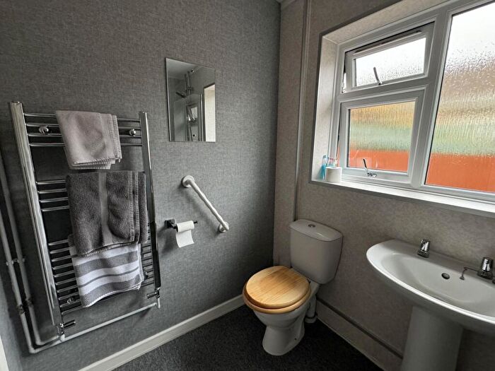 2 Bedroom Detached Bungalow For Sale In Derlyn Park, Tycroes, Ammanford, Carmarthenshire., SA18