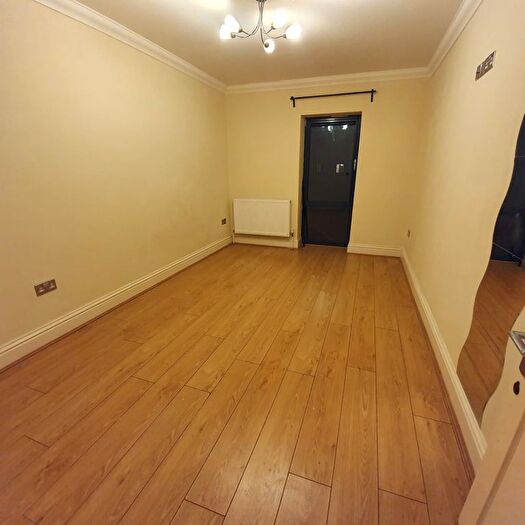 Studio To Rent In Como Street, Romford, RM7