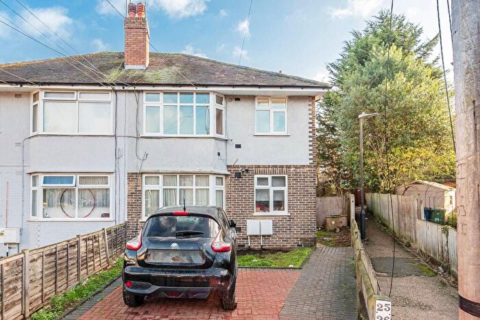 2 Bedroom Maisonette For Sale In Methuen Close, Edgware, HA8