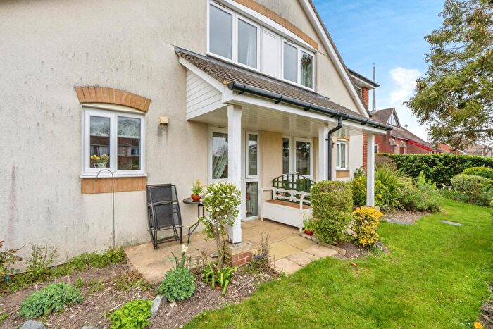 1 Bedroom Flat For Sale In Padnell Road, Waterlooville, Hampshire, PO8