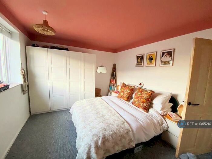 2 Bedroom Flat To Rent In Warburton Court, London, SE15