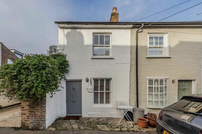 2 Bedroom Property To Rent In Hyde Road, Richmond, TW10