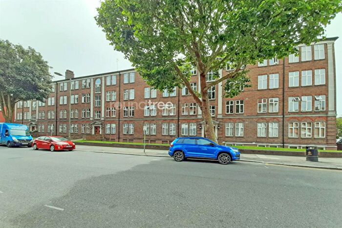 2 Bedroom Flat To Rent In Georgian Court, Vivian Avenue, Hendon, NW4