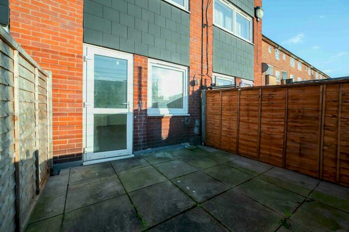 2 Bedroom Flat To Rent In Benthal Road, Stoke Newington, London, N16