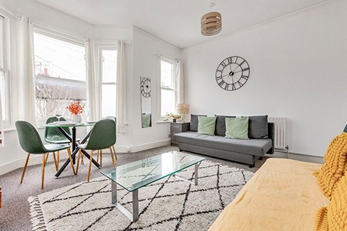 3 Bedroom Flat To Rent In Biscay Road, Hammersmith, W6