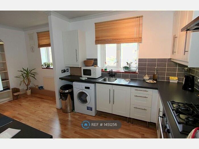 3 Bedroom Flat To Rent In Earlsfield, London, SW18