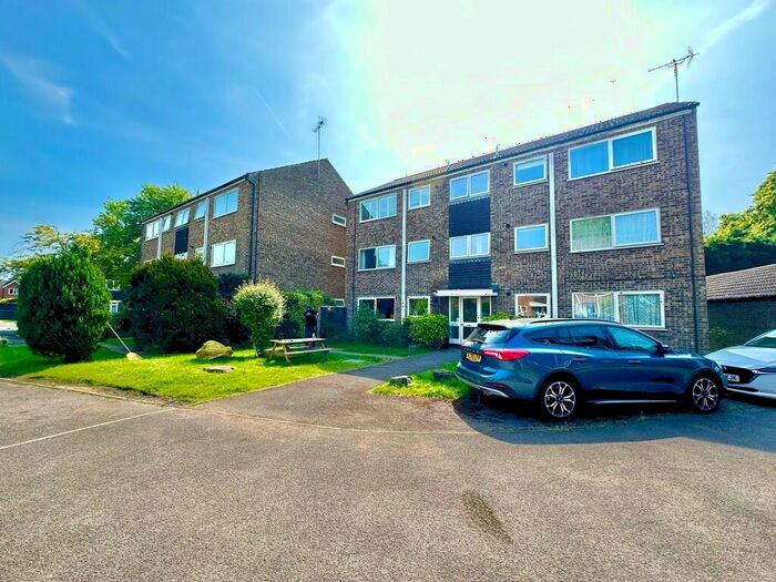 2 Bedroom Flat To Rent In Henley Drive, Frimley Green, GU16