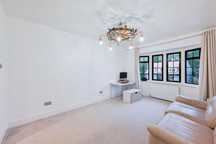 2 Bedroom Property For Sale In South Street, Epsom, KT18