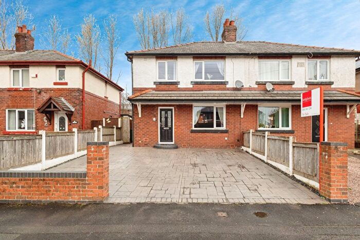 3 Bedroom Semi-Detached House For Sale In Boyds Walk, Dukinfield, SK16