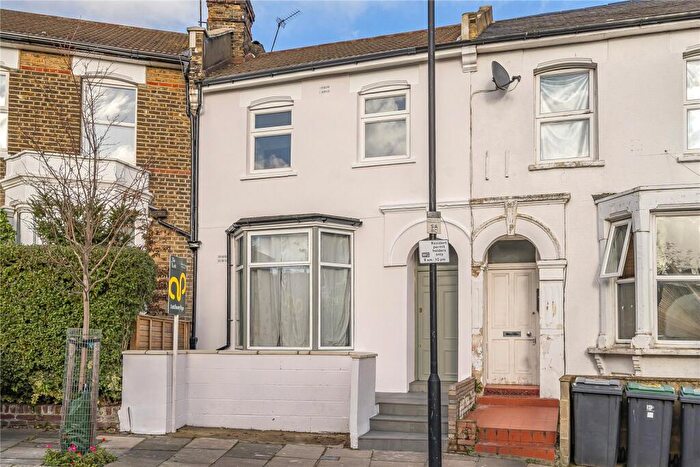 Studio To Rent In St. Albans Crescent, London, N22