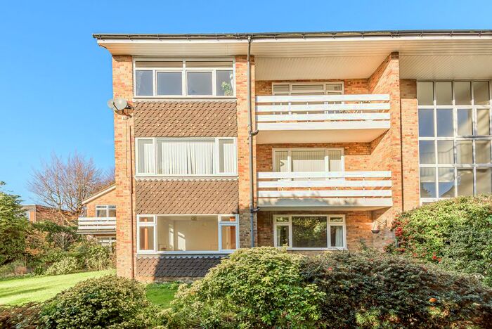 2 Bedroom Flat To Rent In Warren Road, Guildford, Surrey, GU1