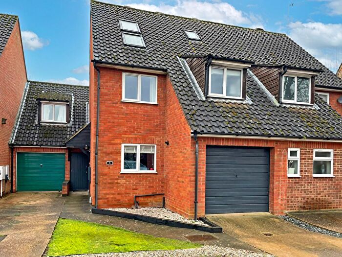 3 Bedroom Semi Detached House For Sale In Mill Close, Biggleswade, SG18