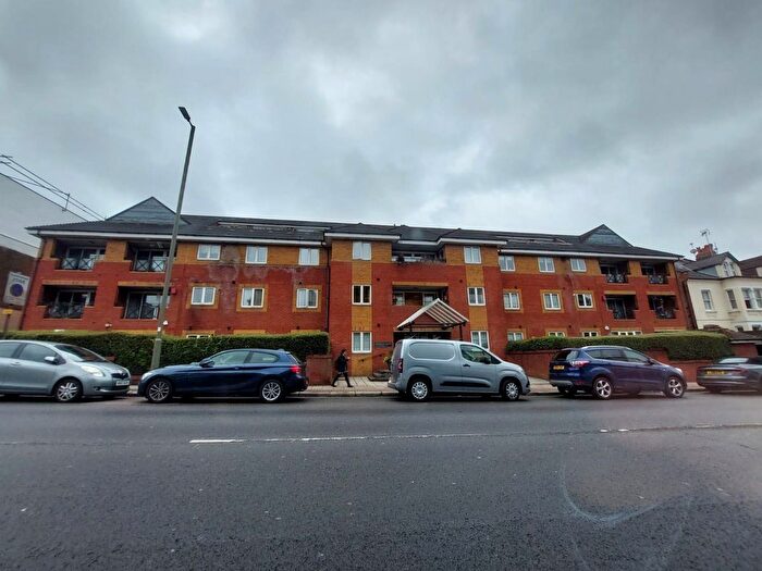 3 Bedroom Flat To Rent In Coliseum Court, Finchley Central, N3