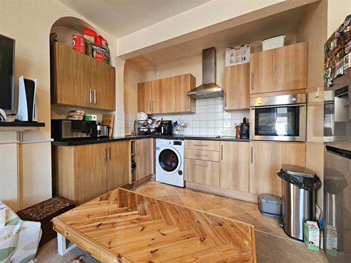 2 Bedroom Maisonette For Sale In Grosvenor Road, Aldershot, GU11