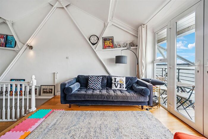 2 Bedroom Flat For Sale In Chiswick High Road, London, W4