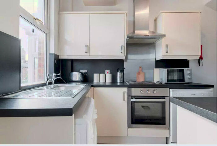 5 Bedroom Terraced House To Rent In Beechwood Terrace, Burley, Leeds, LS4