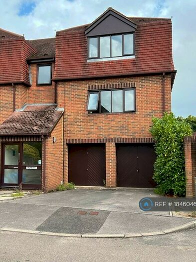 1 Bedroom Flat To Rent In Weavers Court, Wokingham, RG40
