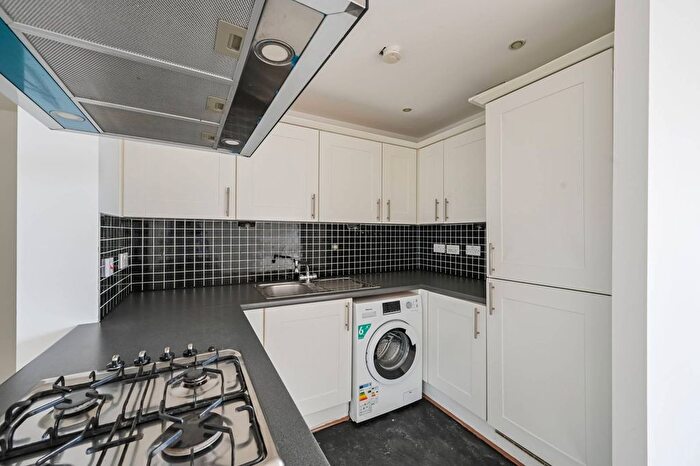 2 Bedroom Flat For Sale In Shaftesbury Road, Forest Gate, London, E7