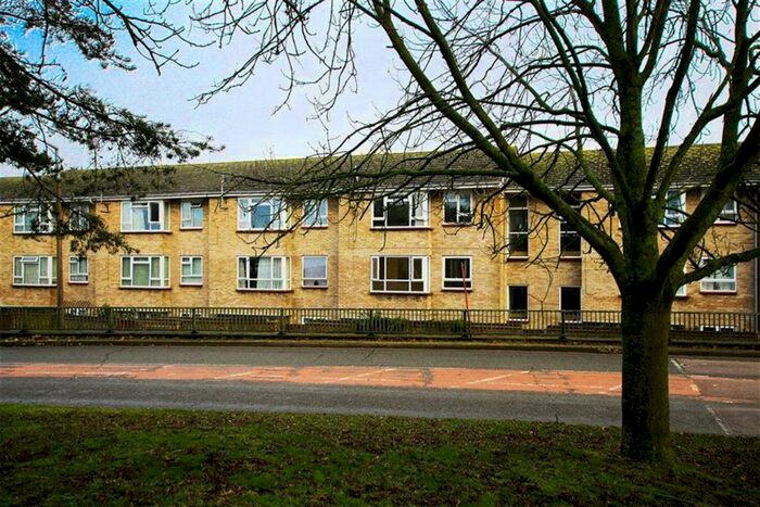 2 Bedroom Flat To Rent In Rosebery Way, Tring, HP23