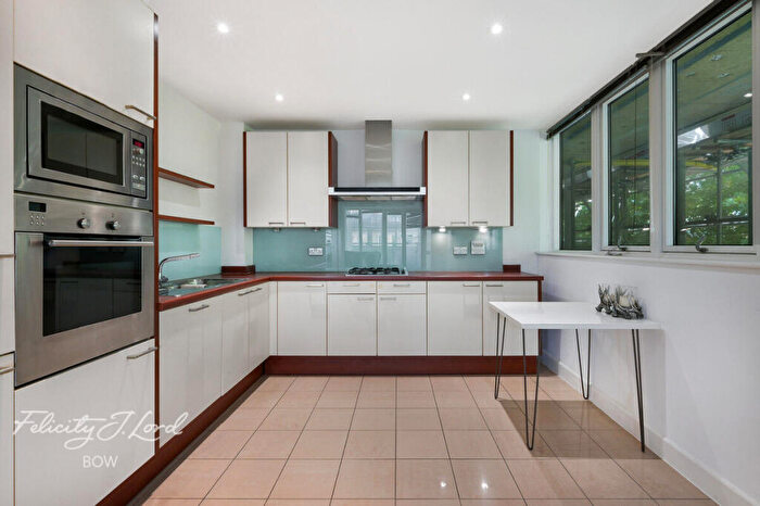 2 Bedroom Flat For Sale In Rayleigh Road, London, E16